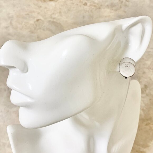 CHANEL CC Logos Double Round Clip-On Earrings Silver Tone Auth #7827 - Picture 2 of 4